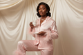 FEMME AFRICAINE AVEC PYJAMA EN SATIN  ELEGANT ROSE CLAIRE AVEC PLUME 