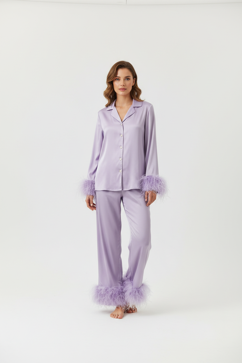 FEMME CLAIRE  DEBOUT EN STUDIO AVEC ENSEMBLE DE PYJAMA SATINE ELEGANT VIOLET CLAIRE AVEC BOUTON AVEC PLUME SUR LES MANCHETTE ET SUR LE BAS DU PANTALON