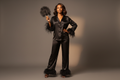 FEMME METISSE AVEC PYJAMA EN SATIN ELEGANT NOIR AVEC PLUME